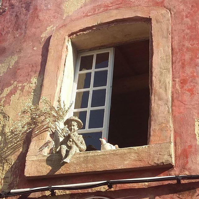 #islesurlasorgue #lamaisonrouge #notreviefrancaise #doorsandwindowsoftheworld